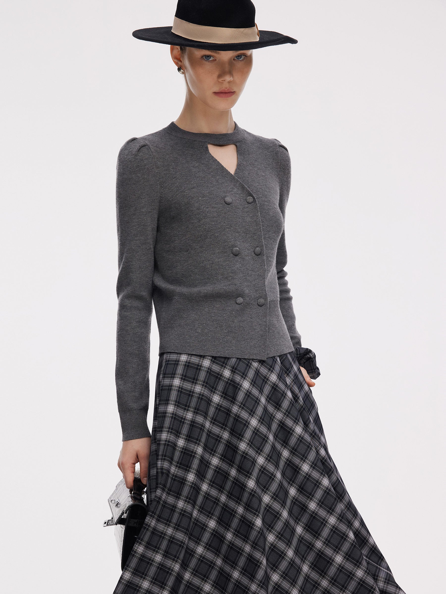 [Preview] Cut Out V-Neck Women Knit Top GOELIA